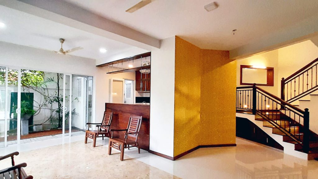 Stunning entrance space with texture paint on the living area. Gorgeous house for sale in Mount Lavinia. 