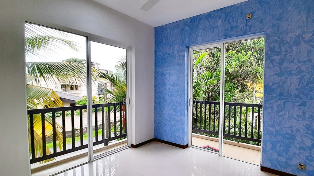 Another room with textured paint. Beautifully done. House for sale in Mount Lavinia. Good deal. 